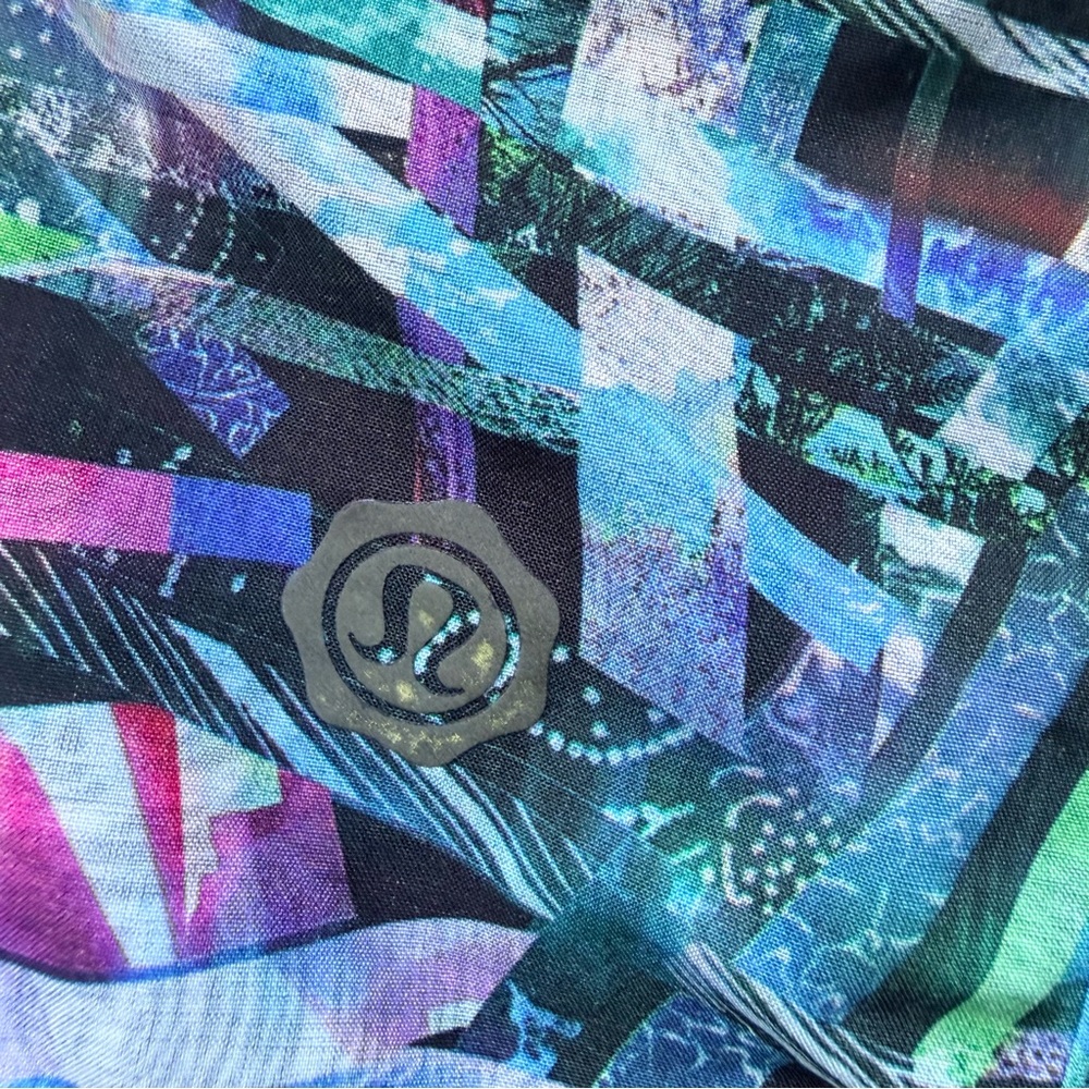Lululemon RARE SEAWHEEZE 2018 Tracker Shorts Size 6 - Picture 3 of 8